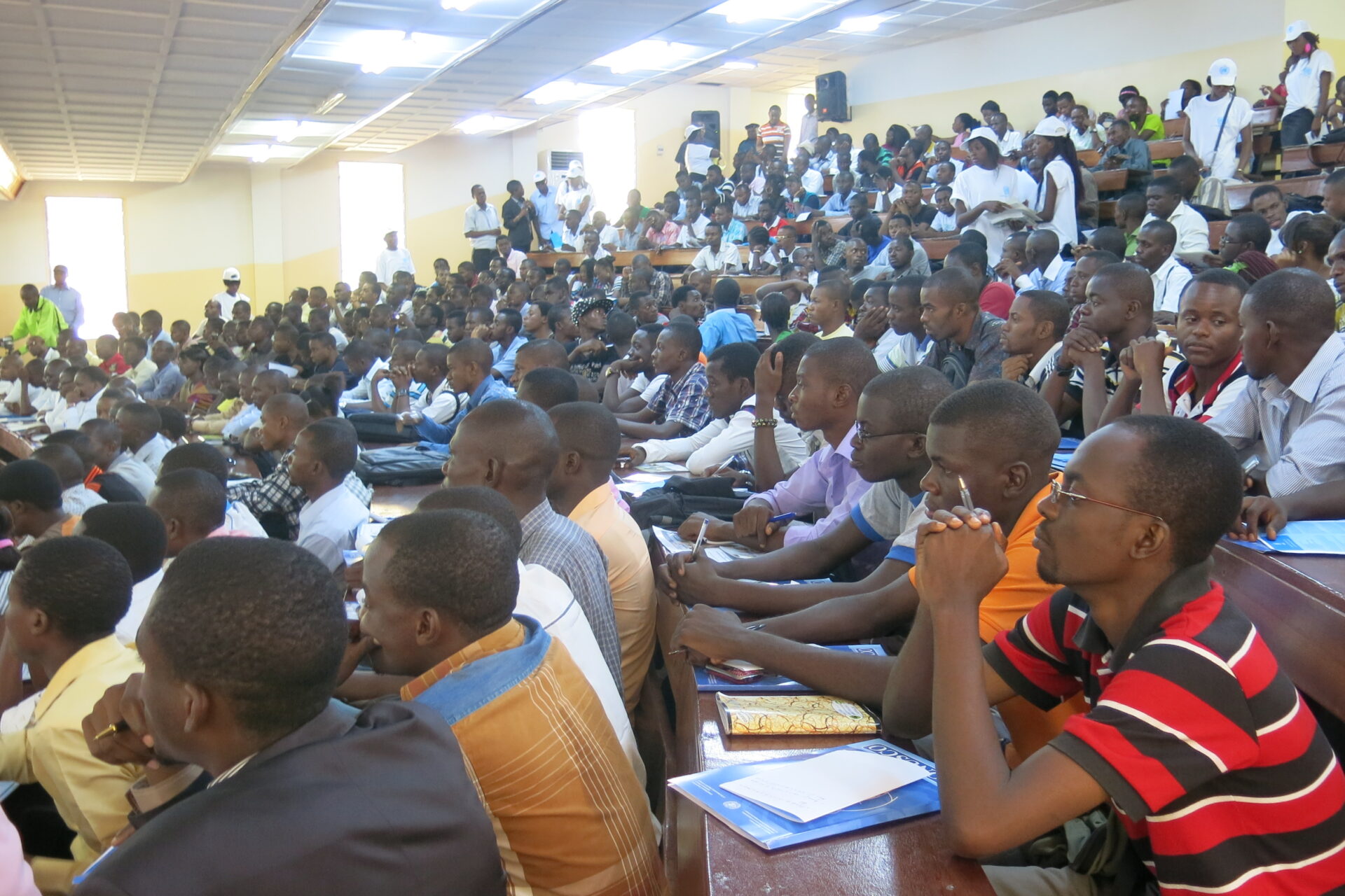 Comparatif 2025 : Universités Publiques vs Privées en RDC – Lequel Choisir ?